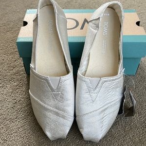 Tom’s Alpargata Silver Glimmer Canvas size 6.5